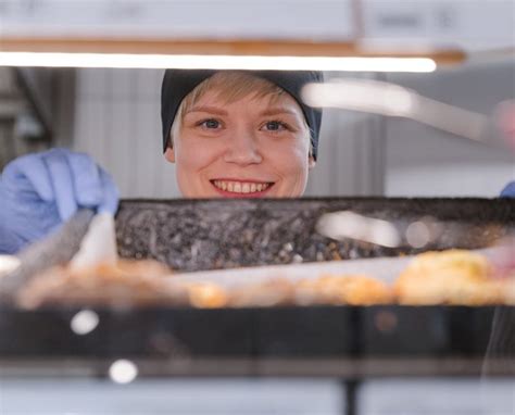  Xilei Kuih: Maitoisen herkkä Leipä täynnä Hissuttelua ja Maailmanmakuja!