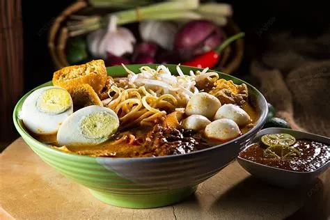  Laksa Johor: Kirjava currykeitto joka kuhisee makuja ja vahvistuu jokaisella lusikalla!