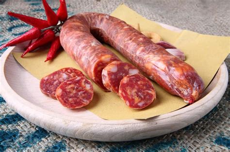  Salsiccia di Calabria! Täydellinen yhdistelmä mausteista ja herkullisia tekstuureja